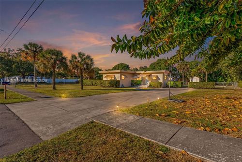 3230 Sw 98th Ave, Miami, FL, 33165-3916 | Card Image
