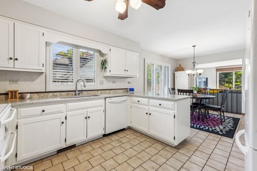 321 Blackhawk Dr, Westmont, IL, 60559-1562 | Card Image