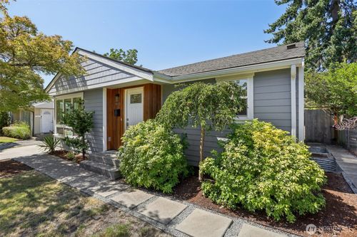 9215 30th Ave Sw, Seattle, WA, 98126-3923 | Card Image