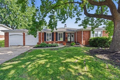 3665 Santiago Dr, Florissant, MO, 63033-2826 | Card Image