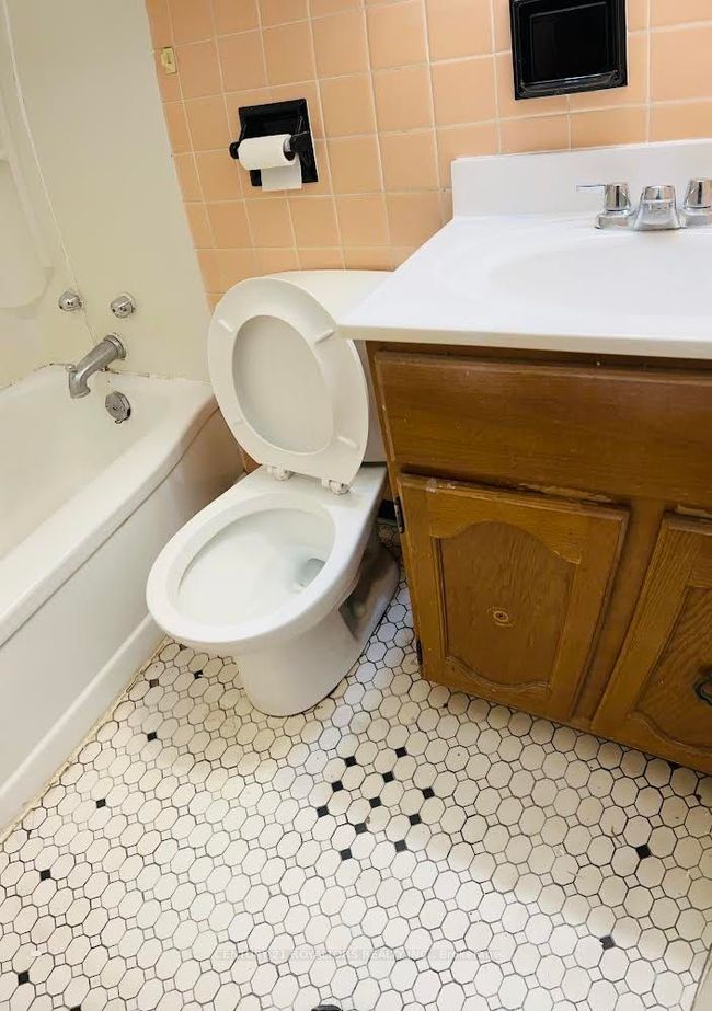 494 Rankin Ave, House other with 6 bedrooms, 2 bathrooms and 2 parking in Windsor ON | Image 18