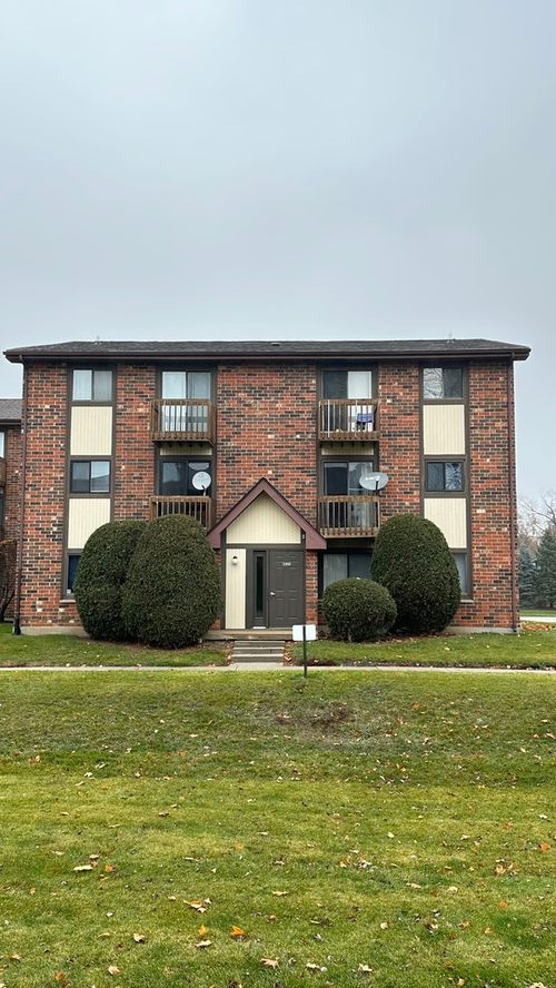 apt-22-413 Berkshire Dr, Crystal Lake, IL, 60014-7479 | Card Image