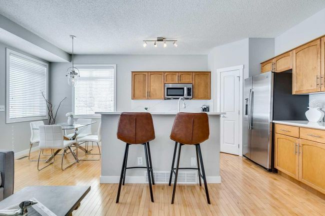 92 Rockyspring Grove Nw, Home with 3 bedrooms, 3 bathrooms and 2 parking in Calgary AB | Image 3