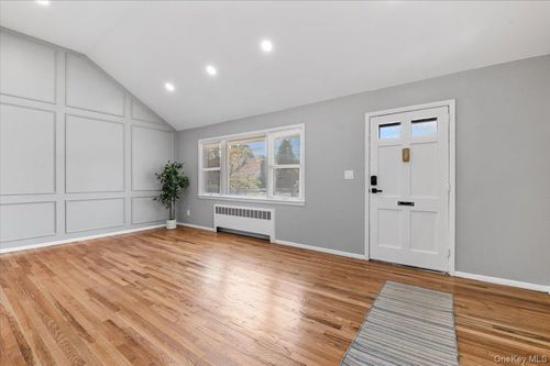 7 Prose St, Hicksville, NY, 11801-2315 | Card Image