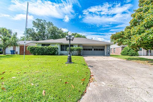 933 Mainland Dr, Texas City, TX, 77590-5528 | Card Image