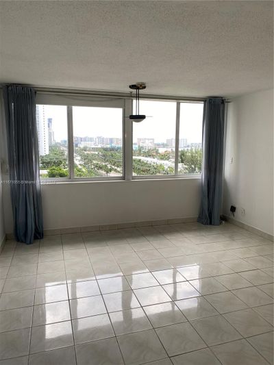 940 - 19201 Collins Ave, Condo with 0 bedrooms, 1 bathrooms and null parking in Sunny Isles Beach FL | Image 3