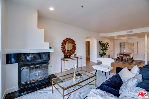 apt-208-10824 Bloomfield St, Toluca Lake, CA, 91602-3917 | Card Image