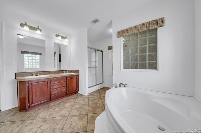 6 River Bluff Dr, House other with 4 bedrooms, 3 bathrooms and null parking in Lytle TX | Image 15