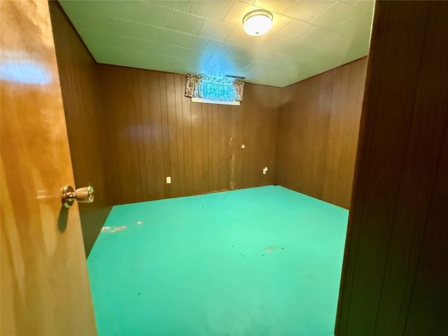Bedroom in basement | Image 27