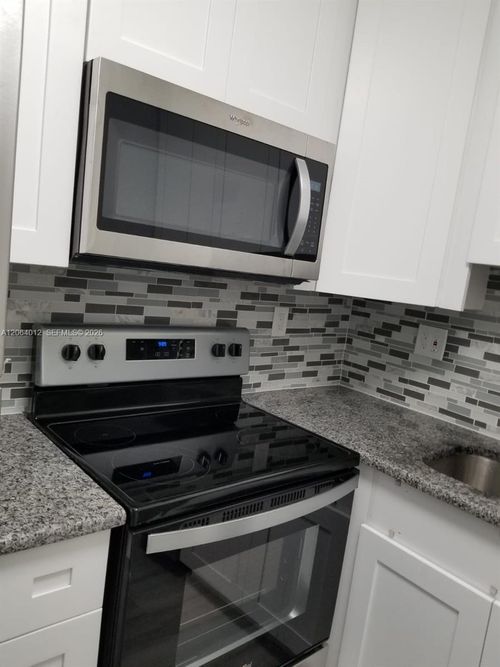 105-2990 Ne 16th Ave, Oakland Park, FL, 33334-5275 | Card Image