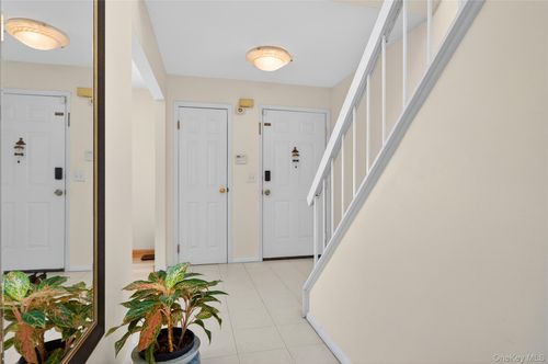 109 Glen Way, Syosset, NY, 11791-4304 | Card Image