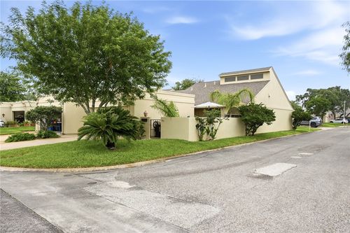 107 Pebble Creek Dr, Rockport, TX, 78382-6863 | Card Image