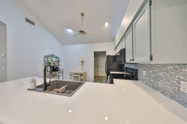 1140 - 1140 Golfview Woods Dr, Condo with 2 bedrooms, 2 bathrooms and null parking in SUN CITY CENTER FL | Image 36
