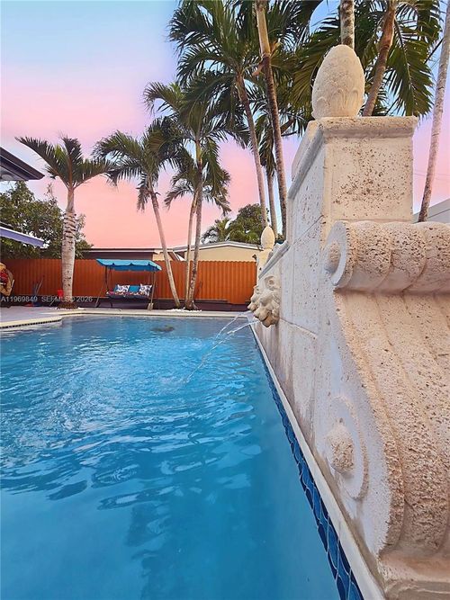 300 Nw 77th Way, Pembroke Pines, FL, 33024-7051 | Card Image