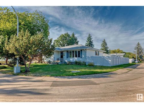 8604 36a Ave Nw, Edmonton, AB, T6K0E2 | Card Image