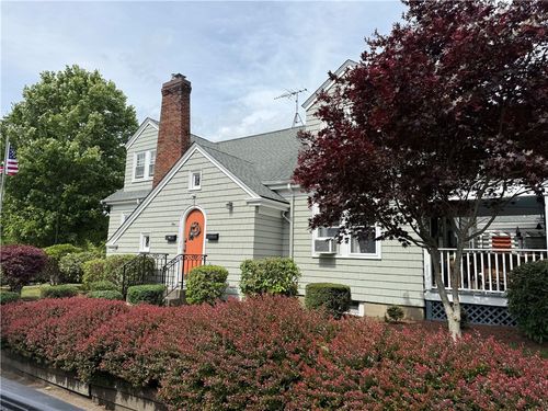 9 Butler St, Newport, RI, 02840-1604 | Card Image
