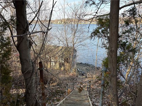 351 County Rd, Barrington, RI, 02806-2422 | Card Image