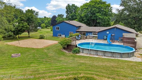 11201 Horton Rd, Holly, MI, 48442-8405 | Card Image