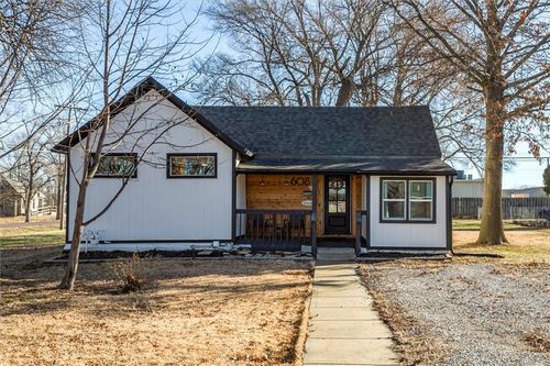 608 N Madison St, Spring Hill, KS, 66083-9156 | Card Image