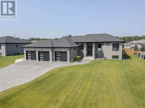 2111 Magnolia Dr, Thunder Bay, ON, P7K0J3 | Card Image