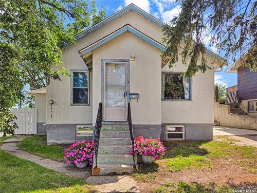 275 5th Ave Ne, Swift Current, SK, S9H2L3 | Card Image