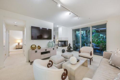 apt-1m-200 Deer Valley Rd, San Rafael, CA, 94903-5525 | Card Image