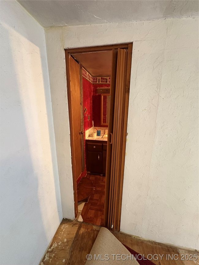 master bed connect to bath | Image 12
