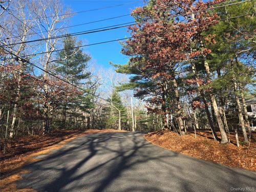 68 Big Fresh Pond Rd, Southampton, NY, 11968-2211 | Card Image