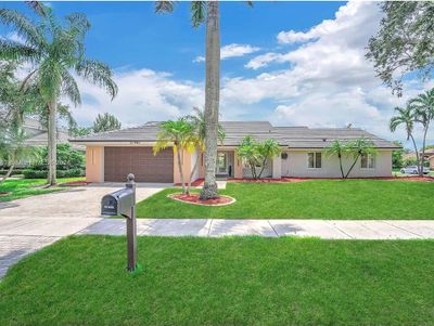 10460 Sw 16 Th Place, House other with 4 bedrooms, 3 bathrooms and null parking in Davie FL | Image 1