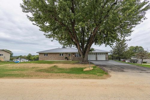 913 Arrowhead Dr, EAST DUBUQUE, IL, 61025-9704 | Card Image