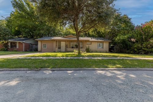 1913 Terry Dr, Grand Prairie, TX, 75051-3920 | Card Image