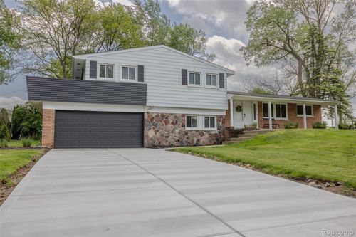 2862 Rossmoor Cir, Bloomfield Hills, MI, 48302-1052 | Card Image