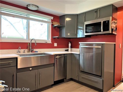 5051 Falmouth Dr, Troy, MI, 48085-3212 | Card Image