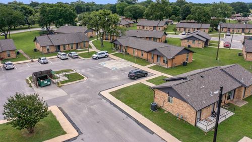 1002 Se Martin Luther King Dr, Smithville, TX, 78957 | Card Image