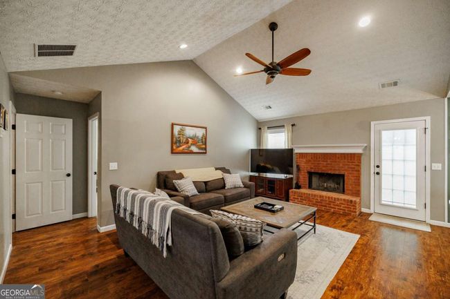1217 Nunnally Dr, House other with 3 bedrooms, 2 bathrooms and 4 parking in Monroe GA | Image 5