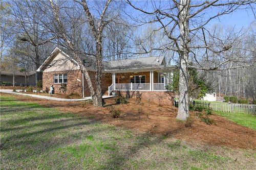 521 Dogwood Dr, Liberty, NC, 27298-2722 | Card Image