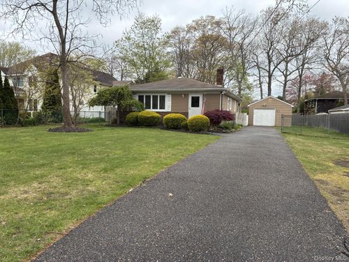 32 Lincoln Dr, Oakdale, NY, 11769-2147 | Card Image
