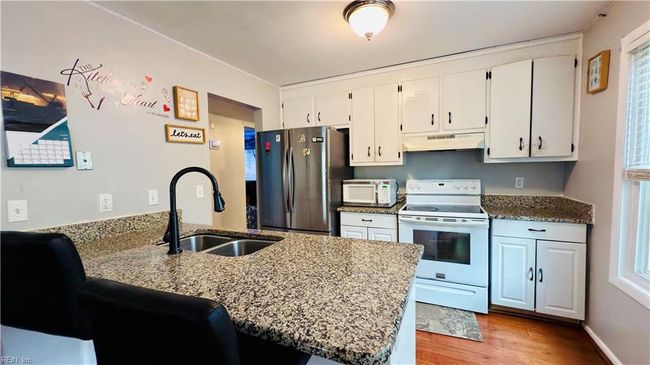 Breakfast Area / Kitchen | Image 9