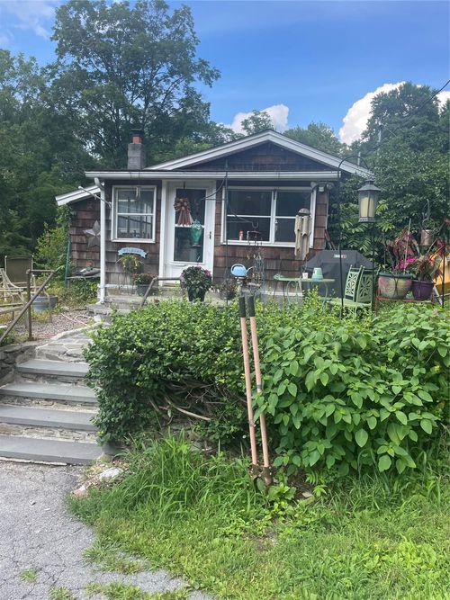 5 Douglas Dr, Wappingers Falls, NY, 12590-3910 | Card Image