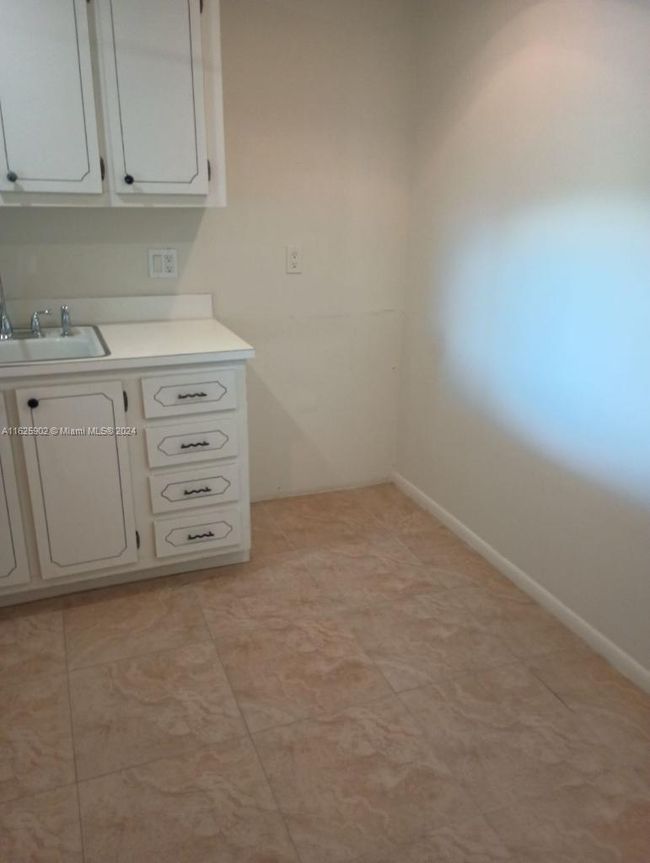 L - 500 Executive Center Dr, Condo with 1 bedrooms, 1 bathrooms and null parking in West Palm Beach FL | Image 9