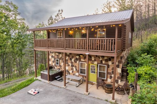 2213 Headrick Lead, Sevierville, TN, 37862-8604 | Card Image