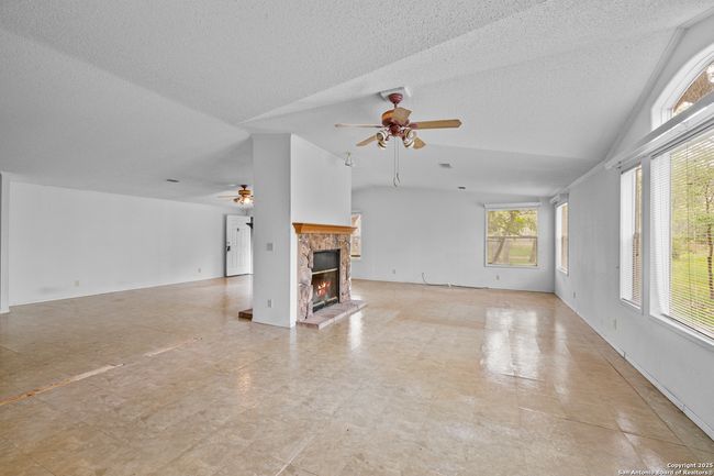 1189 Vivroux Ranch Rd, Home with 4 bedrooms, 3 bathrooms and null parking in Seguin TX | Image 4