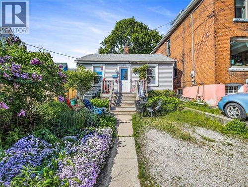 30 Lochearne St, Hamilton, ON, L8R1V8 | Card Image