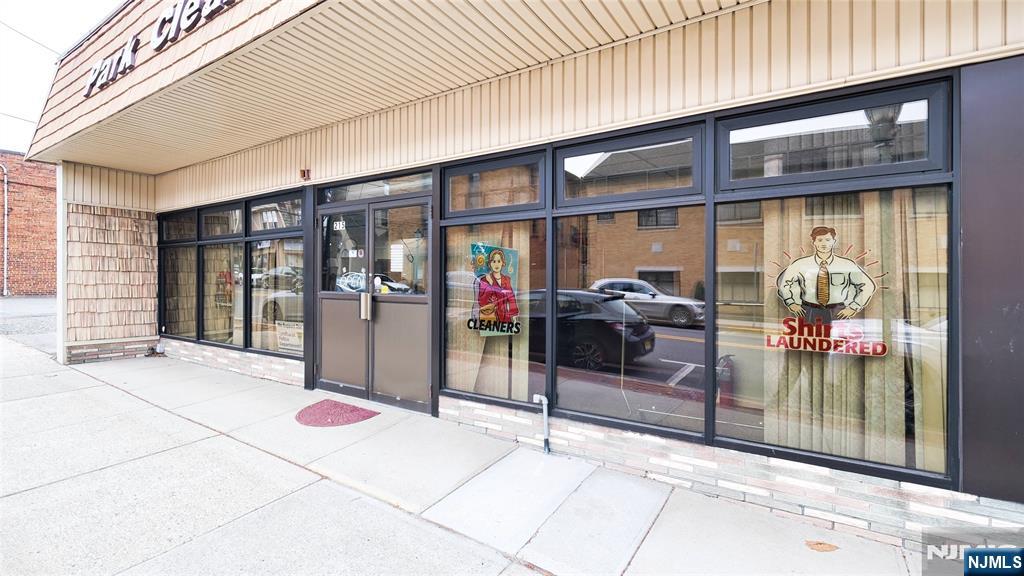 Commercial Sale in Lyndhurst 2
