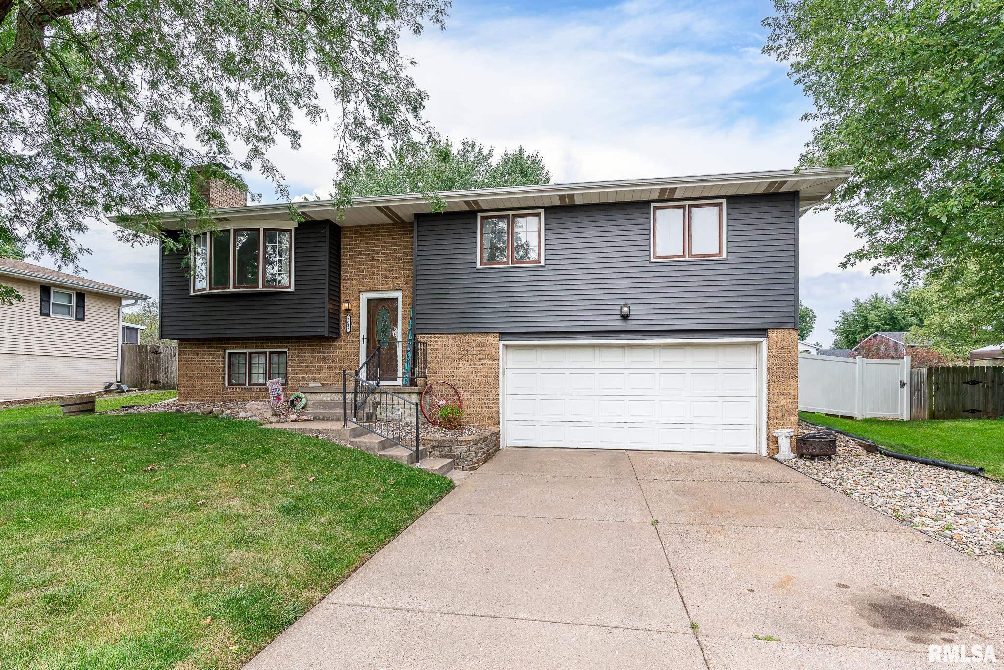 Oak St, Davenport, IA 52804