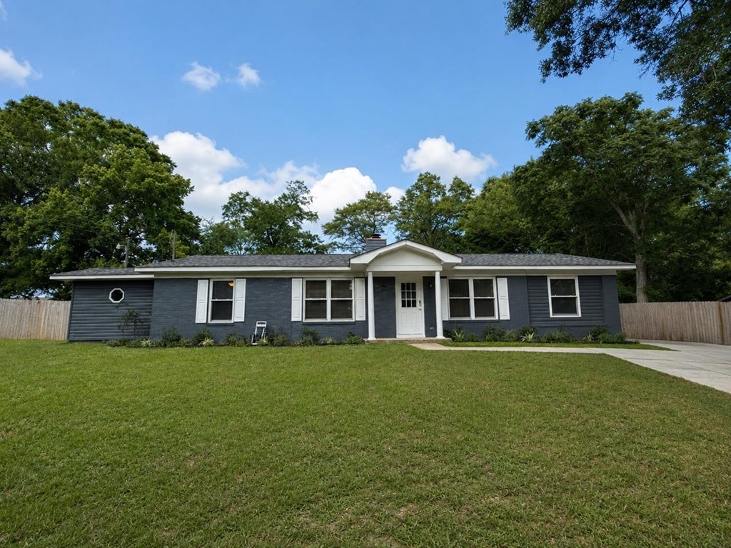 Residential Lease in Midland City 2
