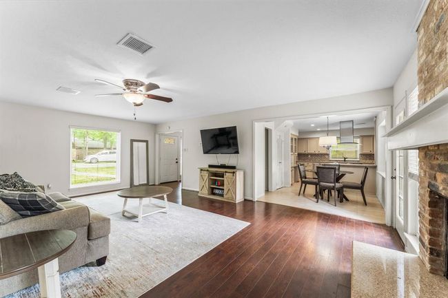 11904 N Blackjack Oak Cir, House other with 4 bedrooms, 2 bathrooms and 2 parking in The Woodlands TX | Image 5