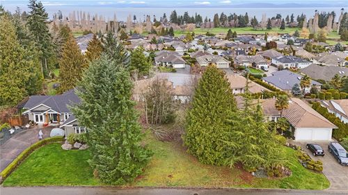 881 Fairways Dr, Qualicum Beach, BC, V9K2J1 | Card Image