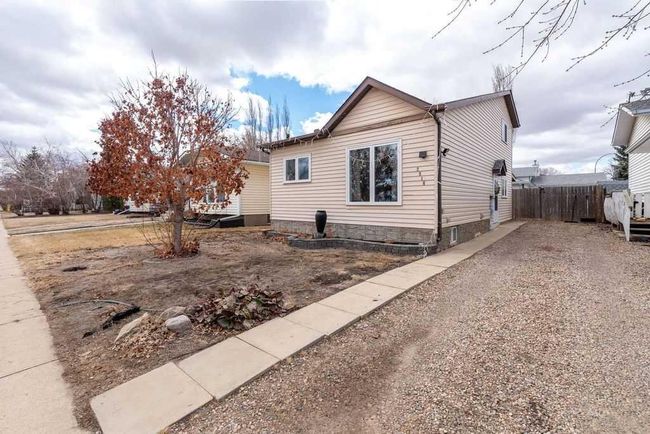 2816 45 Avenue, Home with 3 bedrooms, 2 bathrooms and 2 parking in Lloydminster SK | Image 4
