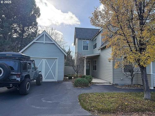 11122 Bunk House Ln, Redmond, OR, 97756-7426 | Card Image